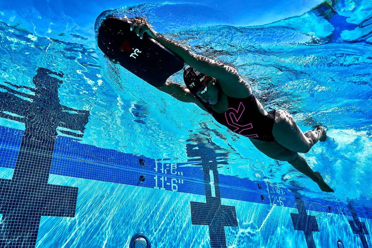 TYR Team Kickboard - Image 9